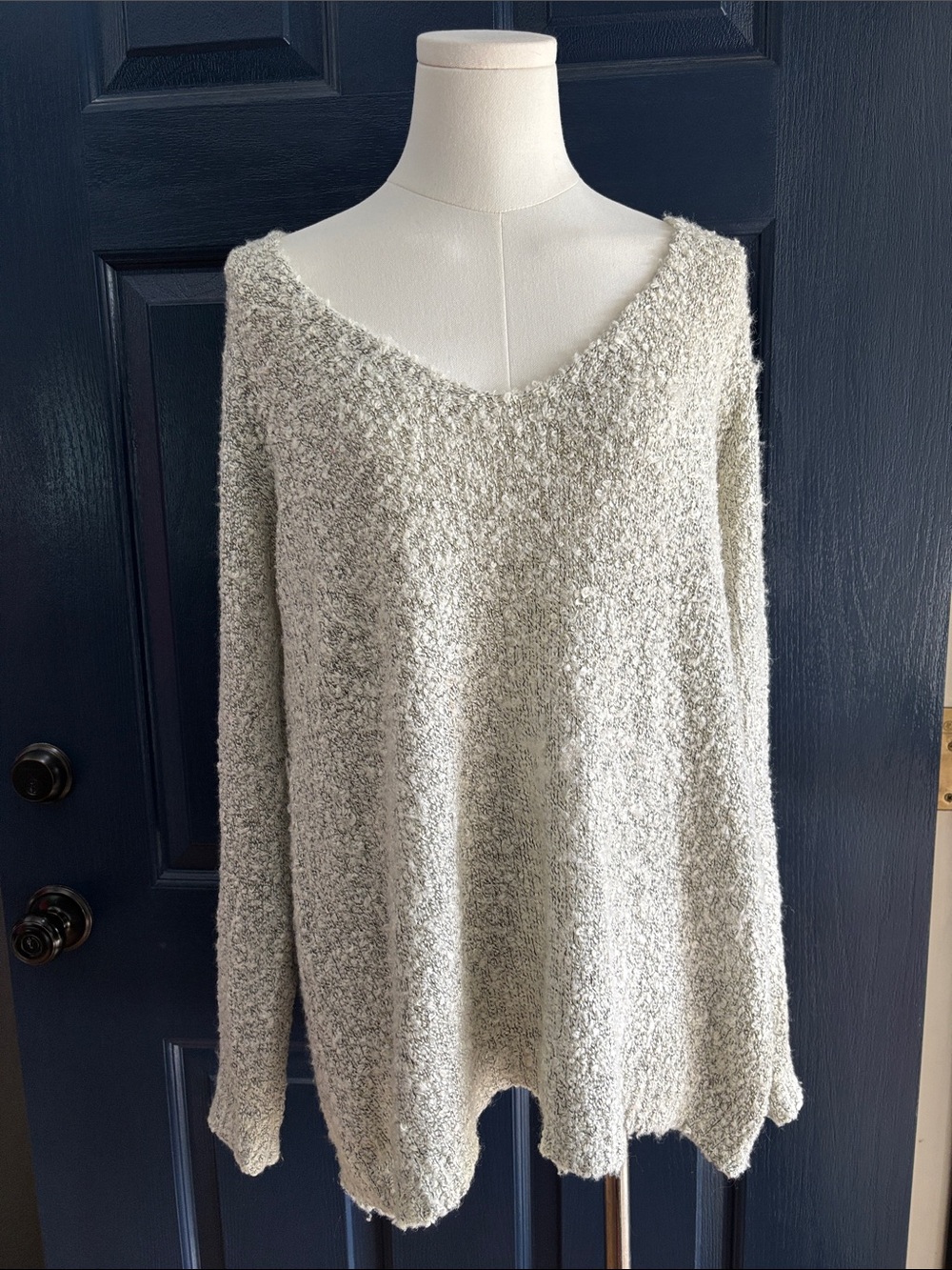 Studio M || Light Gray Whote Black Boucle Lightweight V-Neck Sweater EUC